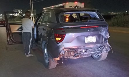 Mujer se pasa el rojo y termina impactada por un tráiler en Saltillo