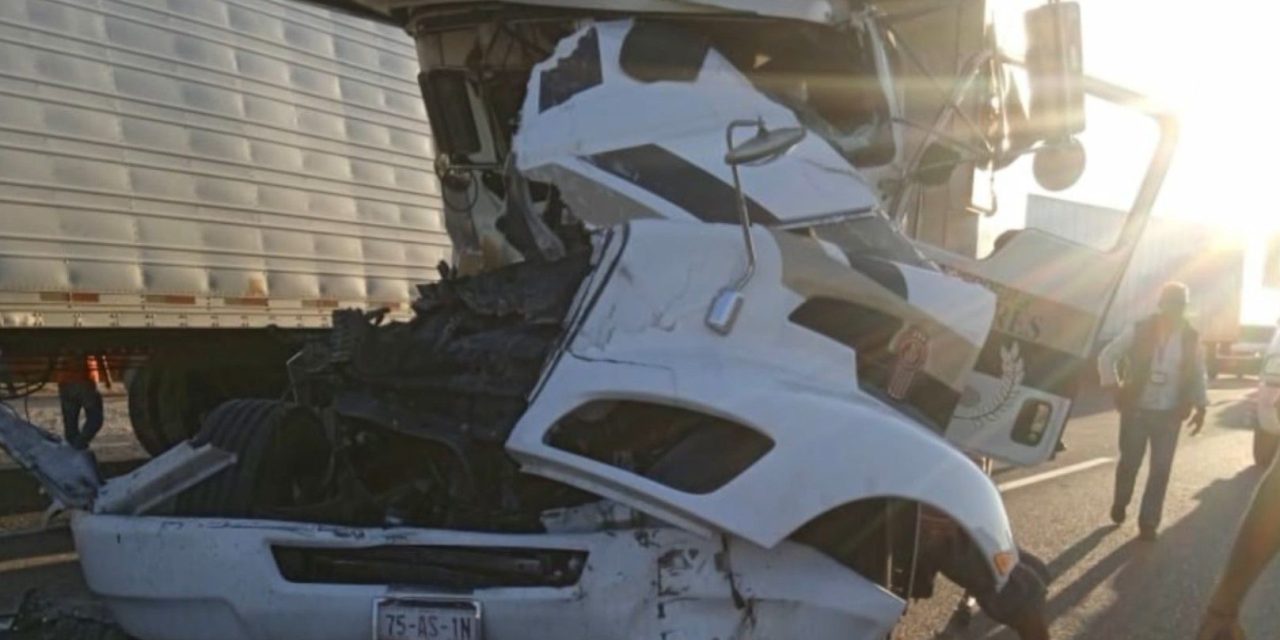 Choque frontal entre dos tráileres deja dos personas lesionadas en la Saltillo-Torreón