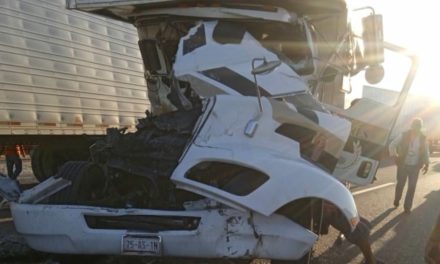 Choque frontal entre dos tráileres deja dos personas lesionadas en la Saltillo-Torreón