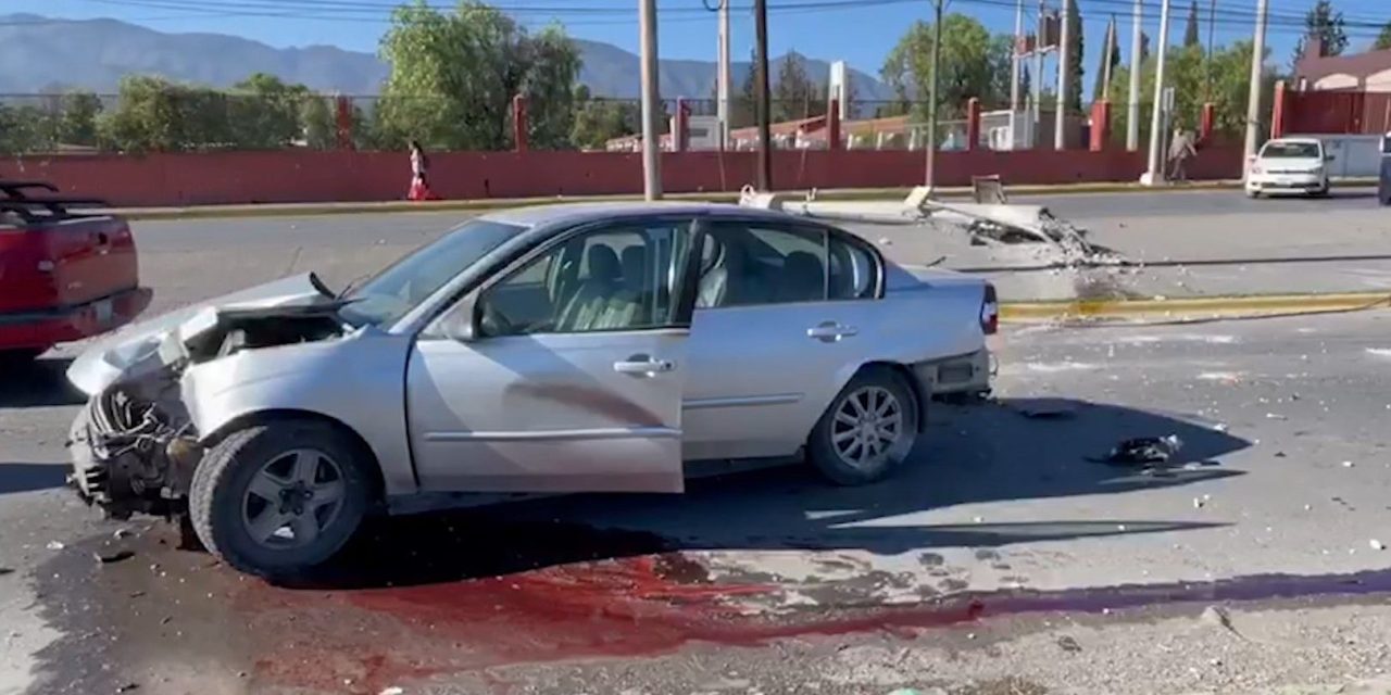 Conductor en estado de ebriedad derriba un poste de luz en Saltillo