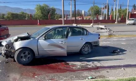 Conductor en estado de ebriedad derriba un poste de luz en Saltillo