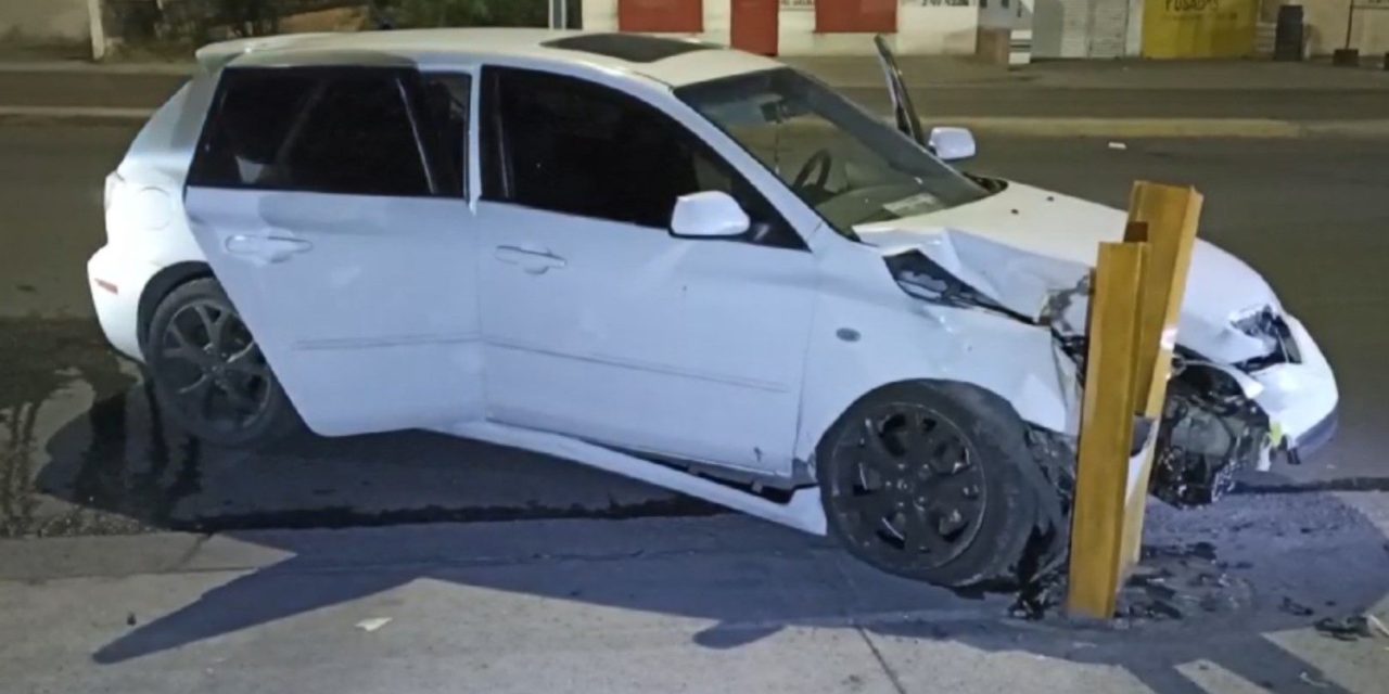 Ebrio se estrella contra protecciones en Saltillo