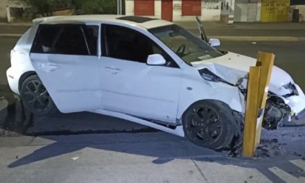 Ebrio se estrella contra protecciones en Saltillo
