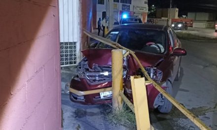 Joven queda ensartado en protecciones en la Satélite Norte