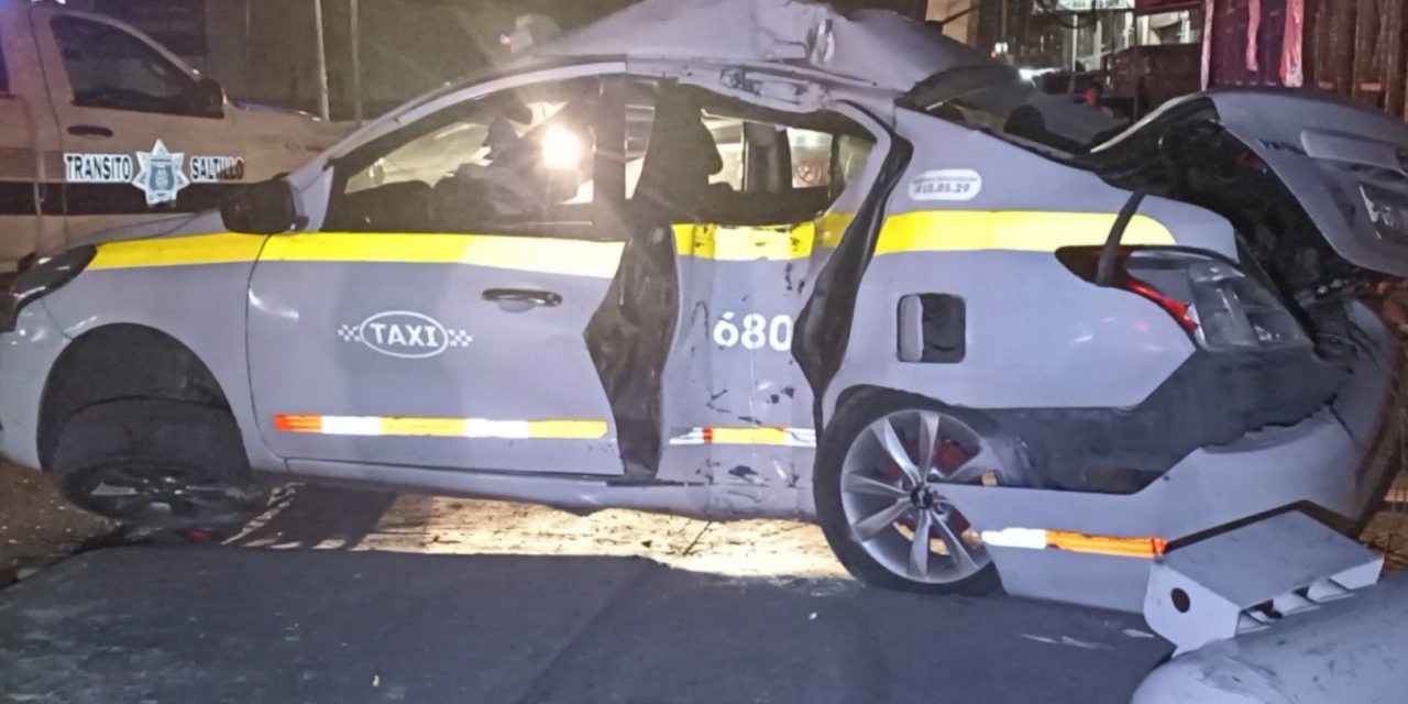 Taxista ebrio se estrella contra poste en Saltillo