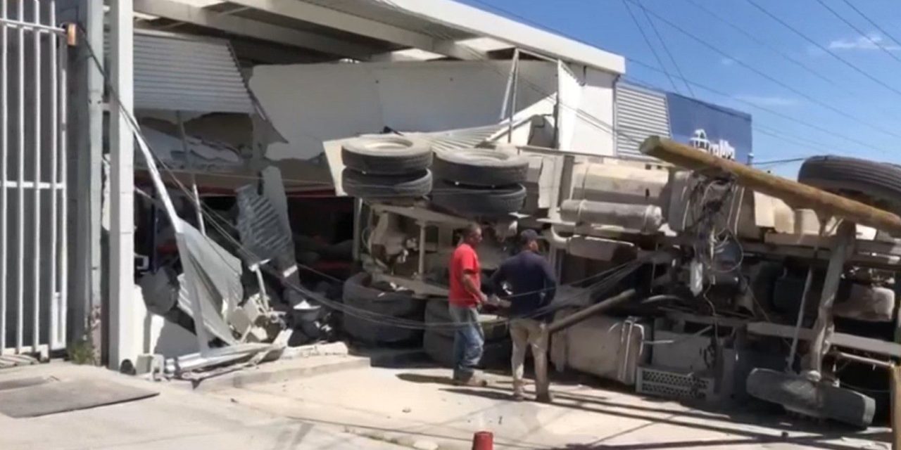 Camión se estrelló contra portón de negocio en Saltillo