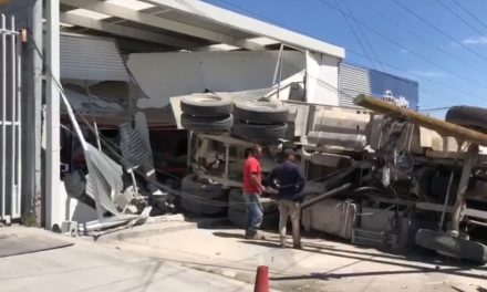 Camión se estrelló contra portón de negocio en Saltillo