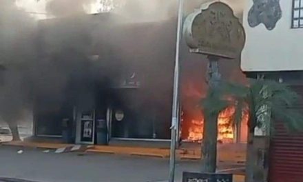 Apatzingán bajo fuego; criminales incendian tiendas y vehículos (videos)