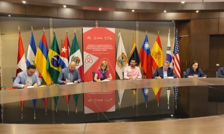 Firma Turismo de Coahuila convenio con Airbnb