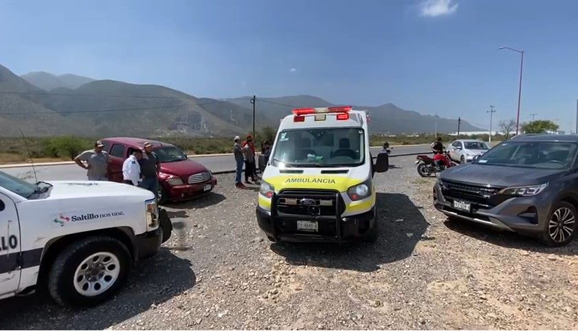 Auto derriba a motociclistas; les quita derecho de paso en Otilio González