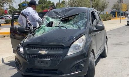 Se le sale eje trasero a tracto camión y golpea a vehículos en Saltillo