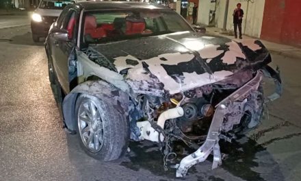 Saltillo: Huye de accidente y choca, le pegó a un coche y luego a una barda