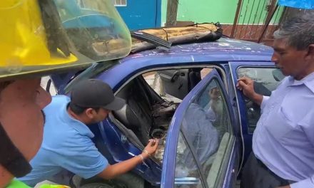 Saltillo: Padre e hijo reparan un auto y provocan conato de incendio
