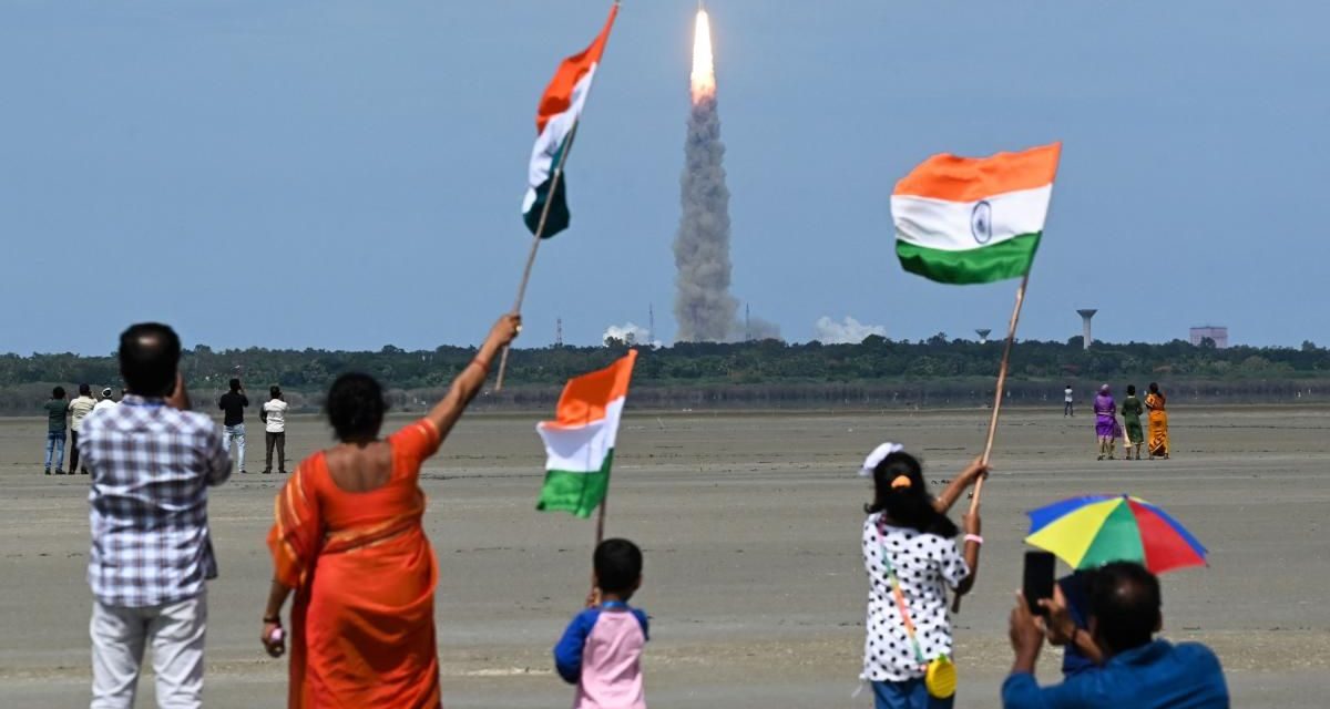 ¡La India llega a la luna! Misión espacial aluniza con éxito en el polo sur del satélite