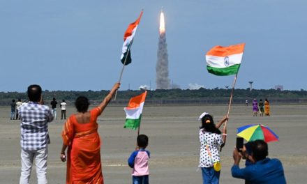 ¡La India llega a la luna! Misión espacial aluniza con éxito en el polo sur del satélite