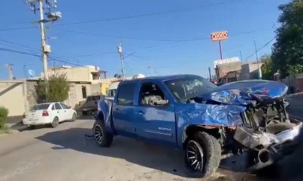 Conductor invadió carril y terminó provocando daños materiales tras accidente en Saltillo