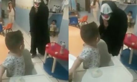 Video: Persona con una capa y máscara aterroriza a niños de un kinder en Jalisco