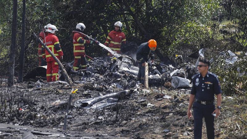 Avión se estrella en Malasia y mueren 10 personas