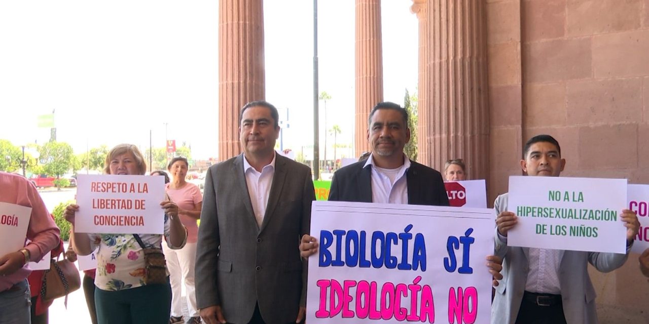 Padres de familia y asociaciones religiosas se manifiestan en contra de libros de texto en Saltillo