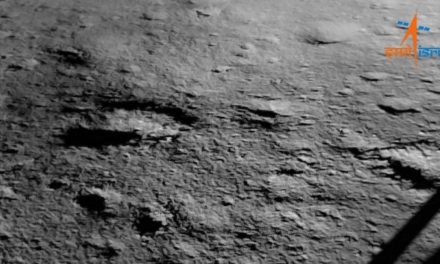 La India revela las primeras imágenes que captaron en la superficie de la luna