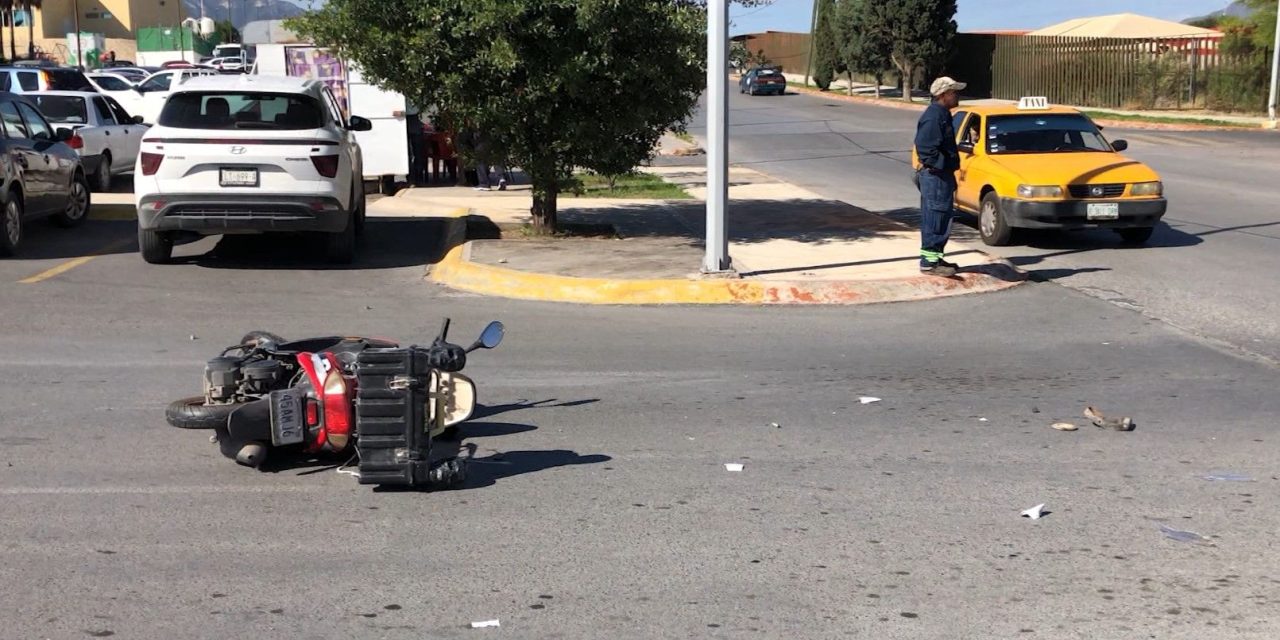 Motociclista terminó sobre el asfalto en Saltillo