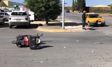Motociclista terminó sobre el asfalto en Saltillo