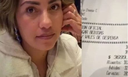 Invita a su novia a comer y llega con toda la familia… y quería que la pareja pagara todo