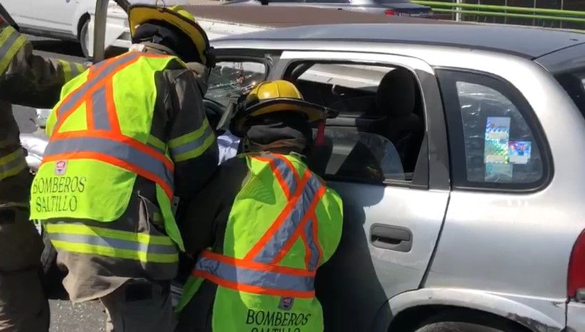 Mujer quedó atrapada dentro de su vehículo en Saltillo