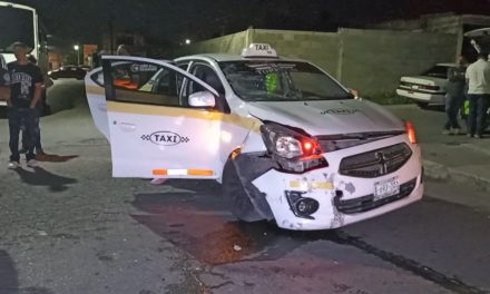 Ignoran el alto y un par de motociclistas fueron embestidos por un taxi en calles de Saltillo