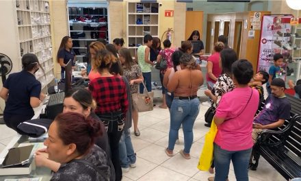 Acuden a adquirir lo último para el regreso a clases en Saltillo
