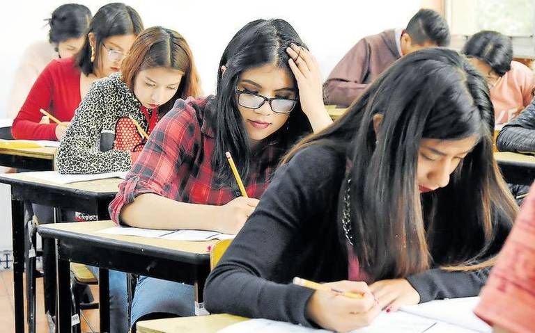 Mujeres nigropetenses reciben becas estudiantiles