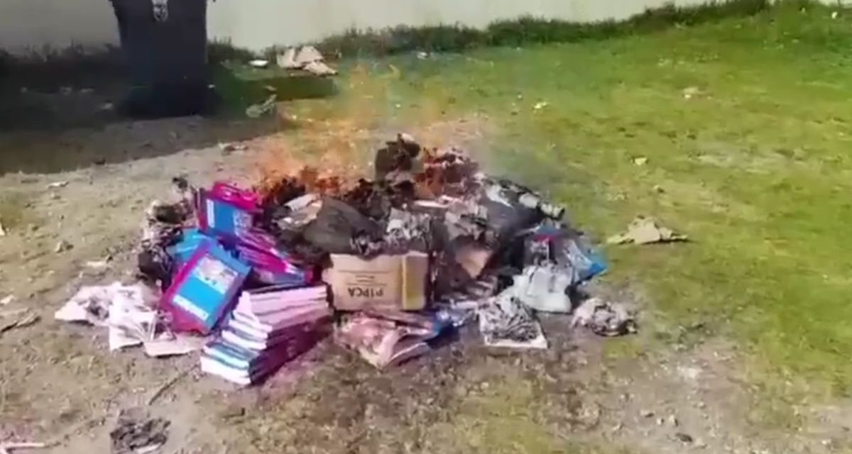 Habitantes en Chiapas quemaron libros de texto porque ‘tienen enseñanzas satánicas’