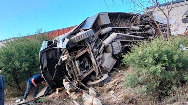 Mueren 6 personas tras choque de ferrocarril y autobús en Querétaro
