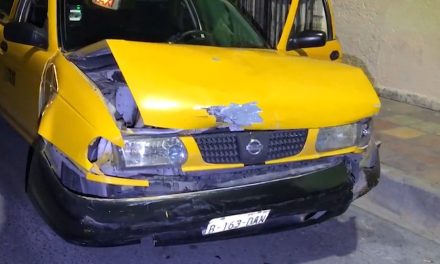 Conductora regiomontana circulaba en contra por calles del centro de Saltillo y choca contra taxista