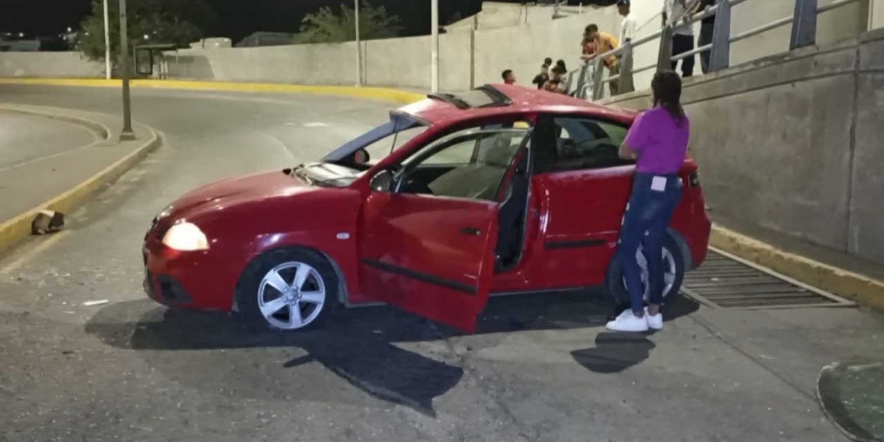 Conductora sale del camino y pega en columna en Saltillo
