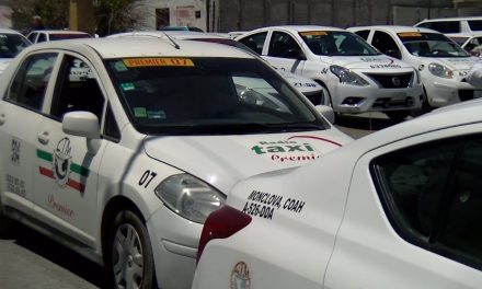 Más de 300 taxistas bloquean seguridad pública de Monclova