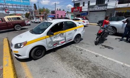 Taxista derriba a motociclista en Saltillo