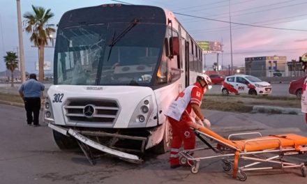 Saltillo: Trasnochado choca su autobús, dejó a una trabajadora lesionada