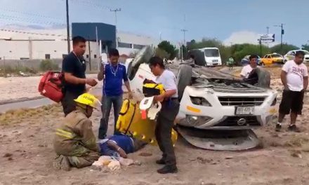 Automóvil de alquiler sufrió falla mecánica y terminó volcado sobre terracería