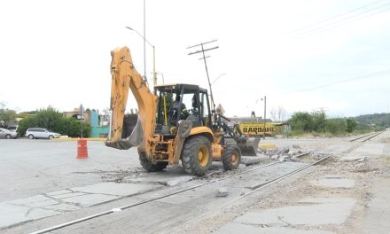 Dan mantenimiento a las vías del tren de la colonia Landín