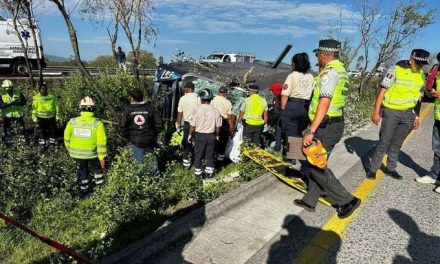 Siete personas terminan sin vida tras volcadura de autobús en la México- Querétaro
