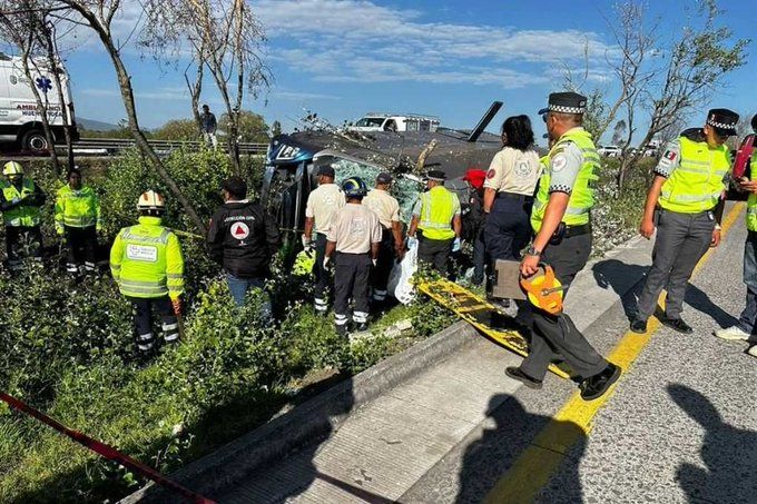 Siete personas terminan sin vida tras volcadura de autobús en la México- Querétaro