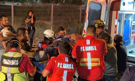 Camioneta vuelca en Ramos Arizpe