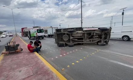 Vuelca en el bulevar Fundadores por conducir a exceso de velocidad