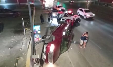 Saltillo: Camioneta termina volcada por querer rebasar frente a la Clínica 2 del IMSS