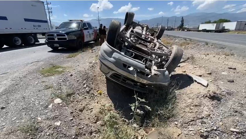 Le explota neumático a hombre y termina volcado en el Libramiento Flores Tapia