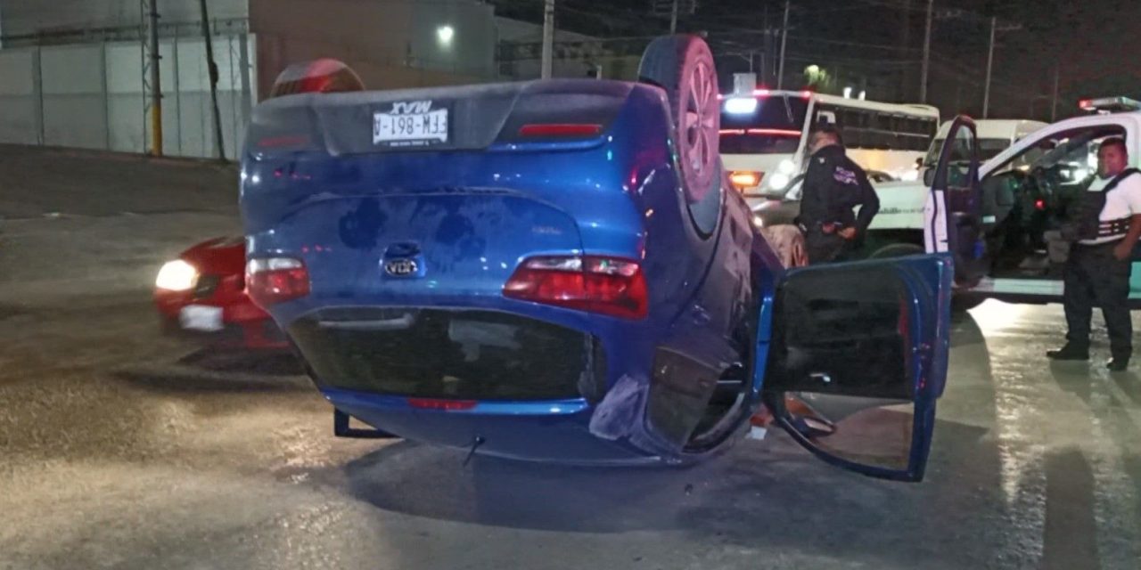 Ebrio vuelca tras pegar en el camellón en Saltillo