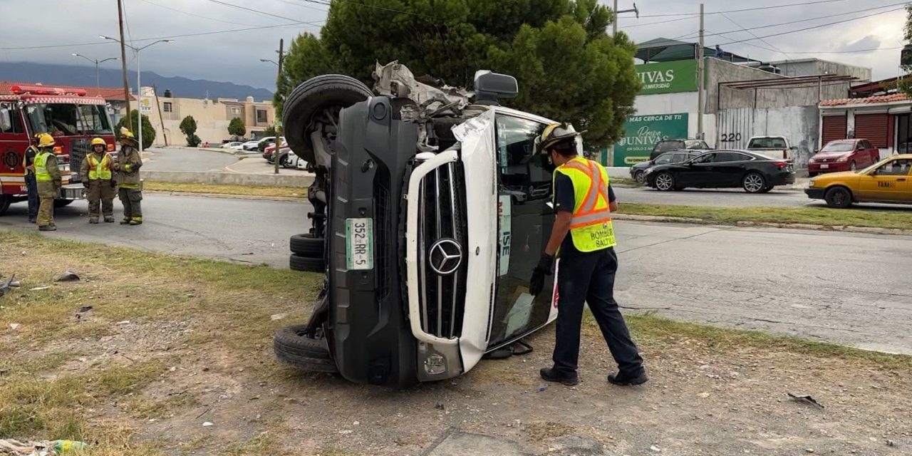 Vuelca transporte en colonia Morelos de Saltillo