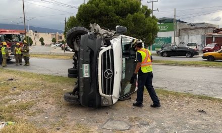 Vuelca transporte en colonia Morelos de Saltillo