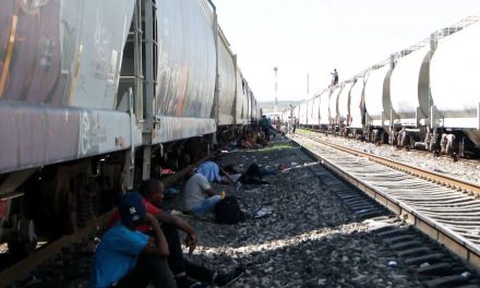 Quedan varados más de mil migrantes en Frontera